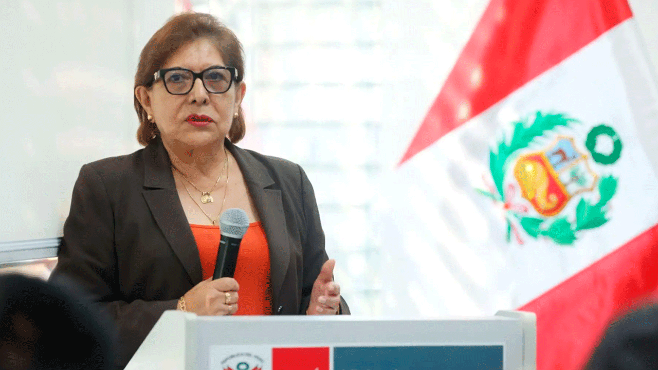 María Cuadros pide más presupuesto para becas al Congreso