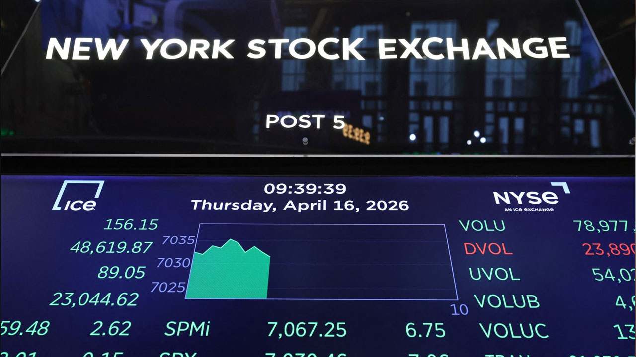 Petróleo se desploma tras reapertura del estrecho de Ormuz y avance de acuerdo entre EE. UU. e Irán