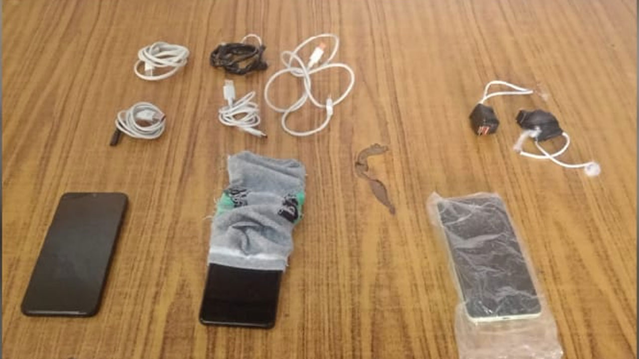 Decomisan celulares y objetos prohibidos en penal de Arequipa